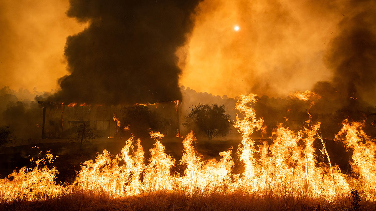 Thousands evacuated as fastmoving fires spread in California