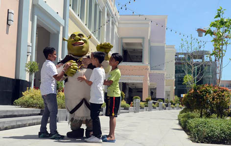 Shrek visits City of Love for Easter