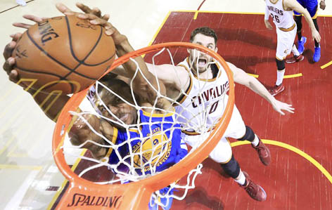 Warriors rallies to stun Cavs, close in on title