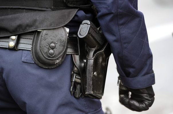 316811_un-policier-arme
