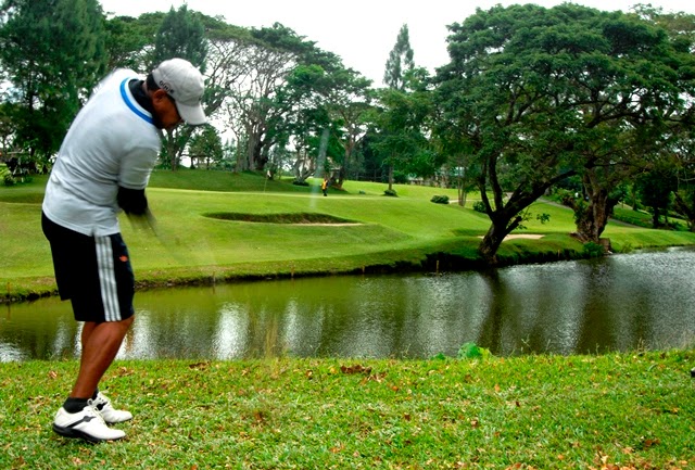 Golf Santa Barbara An Ilonggo player is seen playing golf at the Iloilo Golf and Country Club in Sta. Barbara. PHOTO BY RAY TABAFUNDA