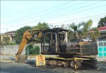 2 men torch backhoe