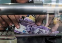 Peso tipped to weaken further, possibly sinking past 62 vs $1