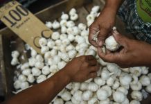 Gov’t not giving up on 2018 inflation target A vendor prepares garlic for sale at a public market in Manila. ABS-CBN NEWS