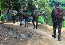 Civilians hailed for support as soldiers, rebels clash