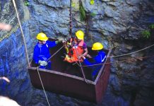 Divers find India mine worker body