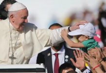 At least 135T join first papal mass on Arabian peninsula