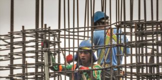 Filipino workers install steel rods at a construction site in Metro Manila. Economic managers on Wednesday cut the range of growth target to six to 6.5 percent this year, and 6.5 to 7.5 percent for 2021-2022. FIVEPRIME