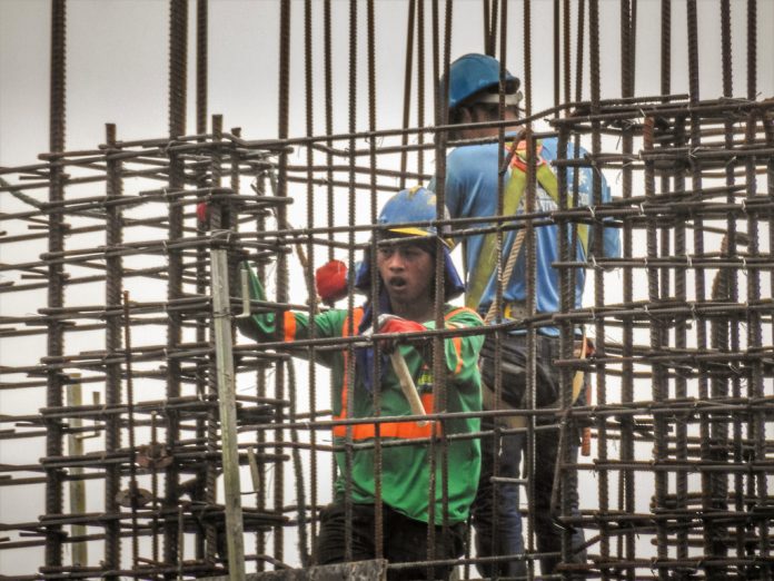 Filipino workers install steel rods at a construction site in Metro Manila. Economic managers on Wednesday cut the range of growth target to six to 6.5 percent this year, and 6.5 to 7.5 percent for 2021-2022. FIVEPRIME