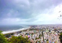India begins evacuations as storm moves up coast