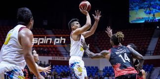 Rain or Shine Elasto Painters’ James Yap scores a one-hander over Phoenix Pulse Fuel Masters’ Richard Howell. SPIN.PH