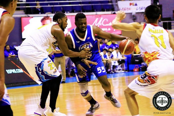 Oluseyi Ashaolu NLEX Road Warriors’ Oluseyi Ashaolu attacks the defense of Rain or Shine Elasto Painters’ Denzel Bowles. TIEBREAKER TIMES PHOTO