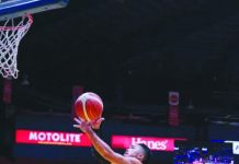 MAHARLIKA BASKETBALL: Escoto’s 3 lifts Iloilo past Paranaque Ryan Arambulo of Iloilo United Royals loses control of the ball as he goes for a basket. MPBL