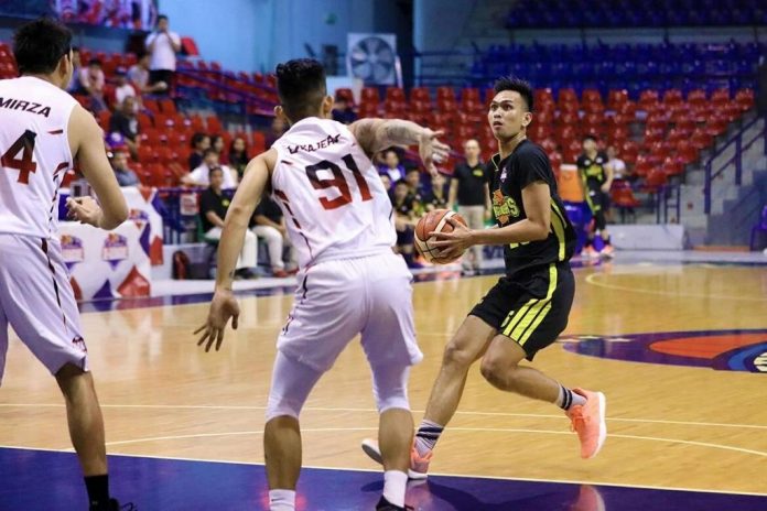 Brian Santos Technological Institute of Technology Engineers’ Brian Santos picked up his dribble after being defended by a Hyperwash player. PBA PHOTO