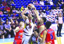 San Mig Beer surges to 1-0 in PBA Comm’s Cup San Miguel Beermen Christian Standhardinger’s shot is foiled by Rain or Shine Elasto Painters’ Jewel Ponferrada. PBA PHOTO