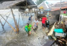 Close to 100 houses hit by storm surge These residents of the coastal barangay Sto. Niño Sur, Arevalo, Iloilo City salvage whatever things they can from their houses that are being battered by big waves. IAN PAUL CORDERO/PN