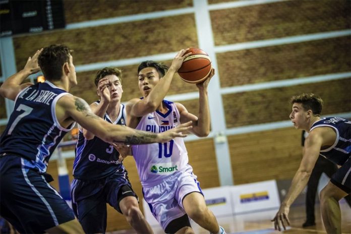 Dave Ildefonso Gilas Pilipinas Youth’s Dave Ildefonso muscles his way against two Argentinian defenders. FIBA