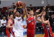 Alaska Aces’ Elvin Jake Pascual attempts to foil the shot of Meralco Bolts’ Chris Newsome. PBA PHOTO