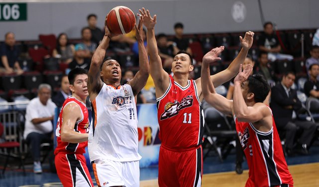 Alaska Aces’ Elvin Jake Pascual attempts to foil the shot of Meralco Bolts’ Chris Newsome. PBA PHOTO