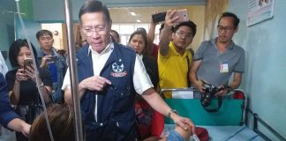 THE DOCTOR IS IN. Health secretary Francisco Duque checks a boy with dengue and the latter’s mother at the West Visayas State University Medical Center in Jaro, Iloilo City. They are from Passi City in Iloilo province but the Don Valerio Palmares Sr. Memorial District Hospital is already teeming with patients. The Department of Health has recorded 18,834 dengue cases in the region since January this year. IME SORNITO/PN