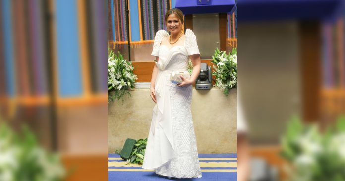 Iloilo City’s Cong. Julienne Baronda looks stunning in a white intricately-designed terno by Ilonggo fashion designer DJohn Clement during the fourth State of the Nation Address of President Rodrigo Duterte at the Batasang Pambansa in Quezon City on July 22, 2019. She accessorizes the terno with a pair of pearl earrings and a necklace by Pearl Farm and a clutch bag by Kultura. Hair and makeup is by Mayesa.