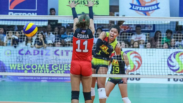 Kalei Mau F2 Logistics Cargo Moversā Kalei Mau scores over the defense of Cignal HD Spikersā Roselyn Doria.