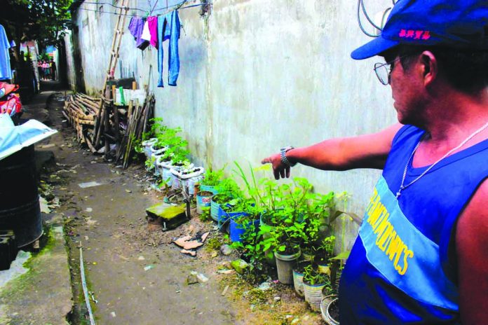 Mansilingan stabbing A resident points the location of a stabbing incident between two neighboring families in Barangay Mansilingan, Bacolod City on July 28. Two persons were killed and four others were injured, according to the police. ARCHIE ALIPALO/PN