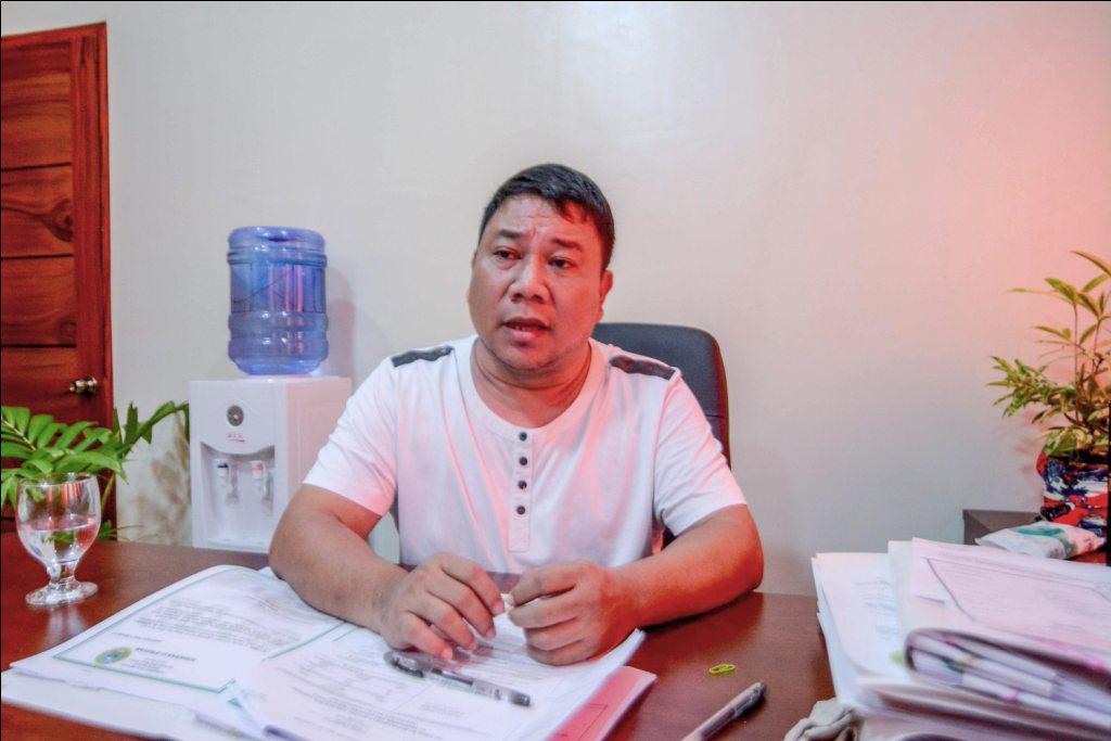 ‘DON’T WASTE TIME.’ Go see a doctor immediately when you exhibit dengue symptoms, Mayor Francis Amboy of Maasin, Iloilo tells his constituents. He knows what he is talking about. His two daughters have dengue. IAN PAUL CORDERO/PN