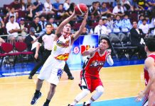 Rain or Shine Elasto Painters’ Eduardo Daquioag goes for an inside basket. PBA