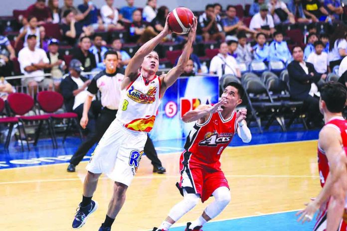 Rain or Shine Elasto Painters’ Eduardo Daquioag goes for an inside basket. PBA