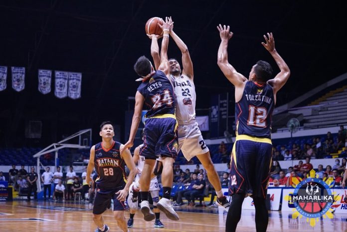 Ryan Arambulo of Iloilo United Royals Diminutive guard Jai Reyes of Bataan Risers attempts to block the shot of Ryan Arambulo of Iloilo United Royals. MPBL
