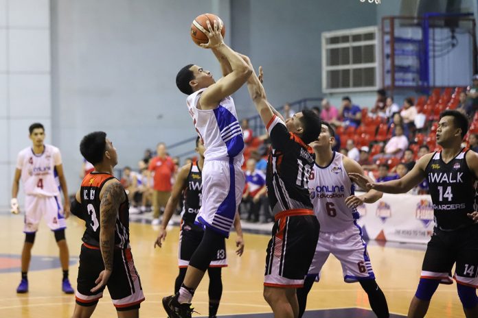 Aaron Black of AMA Online Education Titans attacks the defense of iWalk Chargers’ Bernie Bregondo. PBA PHOTO