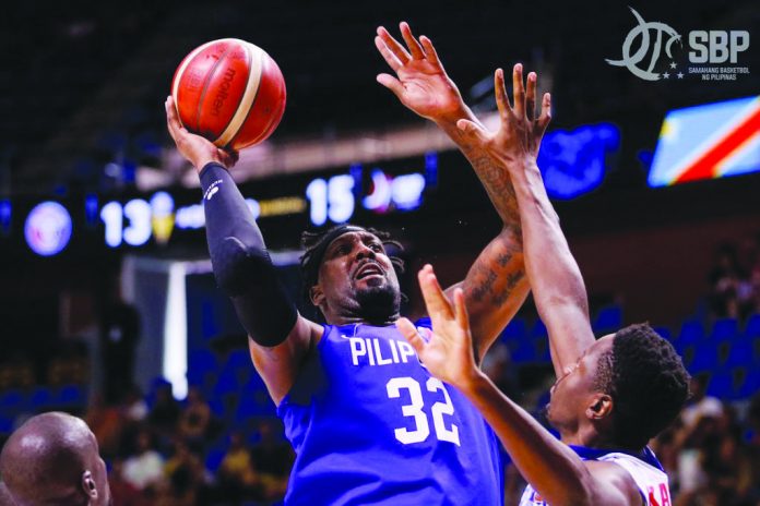 Philippines’ Andray Blatche attacks a Congo defender for an inside basket. CIGNAL-SBP PHOTO