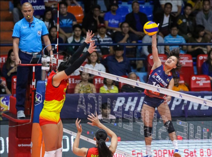 Petron Blaze Spikers’ Cherry Rondina towers over the defense of F2 Logistics Cargo Movers’ Kalei Mau for a hit. PSL PHOTO