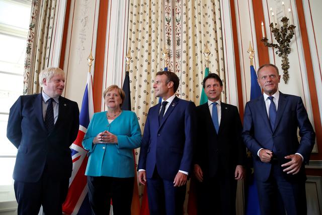 French President Emmanuel Macron (center) and European Council President Donald Tusk (extreme right) pose with G7 European members Britain's Prime Minister Boris Johnson (extreme left), German Chancellor Angela Merkel (second left) and Italy’s acting Prime Minister Giuseppe Conte (second right) during the G7 summit in Biarritz, France, August 24, 2019. REUTERS/CHRISTIAN HARTMANN