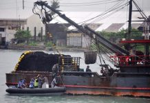 ‘N. Iloilo illegal fishing hotspot’ ILLEGAL FISHING. Personnel of the Bureau of Fisheries and Aquatic Resources, Philippine Coast Guard and Philippine National Police – Maritime Command apprehend an illegal commercial fishing vessel in this simulation of an anti-illegal fishing operation at the Iloilo Fishing Port Complex on Aug. 1, 2019. PHOTO BY JOSELITO VILLASIS