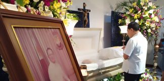 Iloilo Gov. Arthur R. Defensor Jr. pays his respects to former Gov. Simplicio C. Griño at the St. Joseph the Worker Mortuary in Barangay Sambag, Jaro. BALITA HALIN SA KAPITOLYO