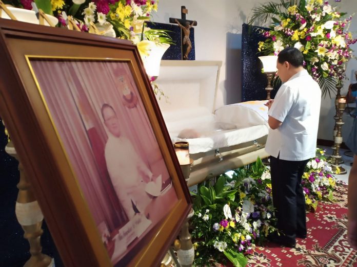 Iloilo Gov. Arthur R. Defensor Jr. pays his respects to former Gov. Simplicio C. Griño Iloilo Gov. Arthur R. Defensor Jr. pays his respects to former Gov. Simplicio C. Griño at the St. Joseph the Worker Mortuary in Barangay Sambag, Jaro. BALITA HALIN SA KAPITOLYO