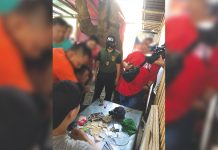 Antidrug operatives check the suspected shabu recovered from Jilson Lopez. PDEA REGION 6