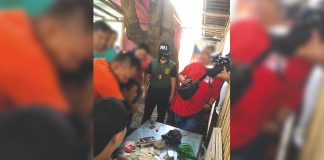 Antidrug operatives check the suspected shabu recovered from Jilson Lopez. PDEA REGION 6