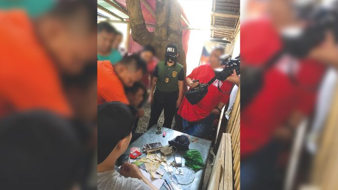 Antidrug operatives check the suspected shabu recovered from Jilson Lopez. PDEA REGION 6