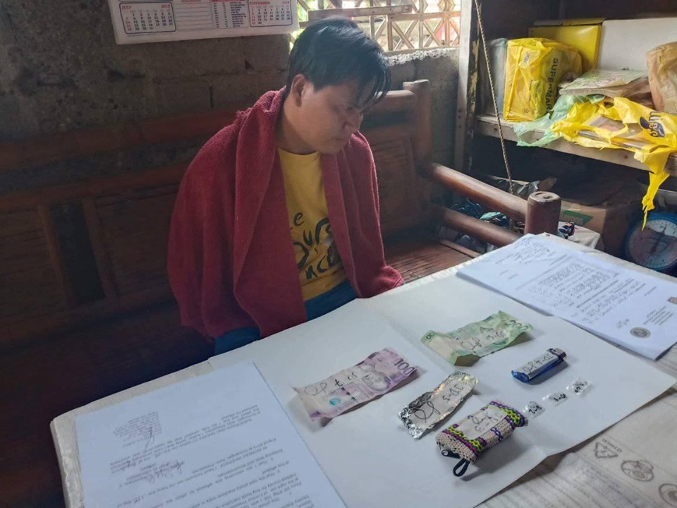 The 32-year-old Junil Dorego (left) was arrested in a drug buy-bust operation in Barangay Baras, Dumangas, Iloilo on Aug. 25. IAN PAUL CORDERO/PN