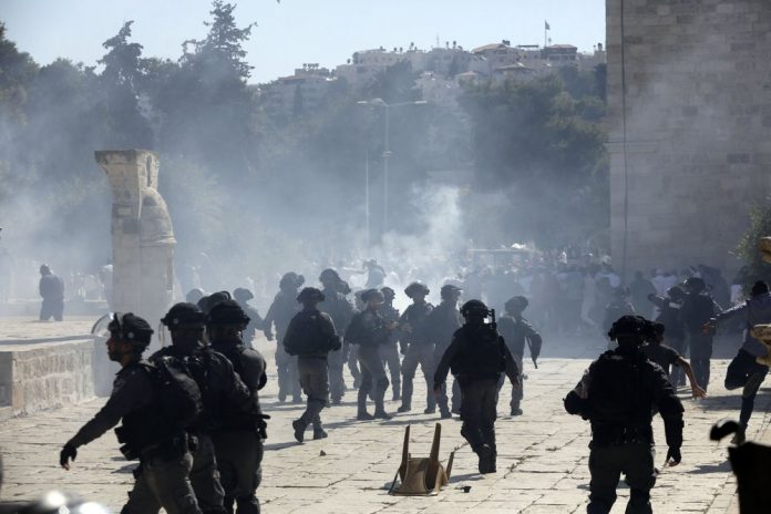 Israeli police clashes with Palestinian worshippers at al-Aqsa mosque compound in Jerusalem, Sunday, Aug 11, 2019. Clashes have erupted between Muslim worshippers and Israeli police at a major Jerusalem holy site during prayers marking the Islamic holiday of Eid al-Adha. AP