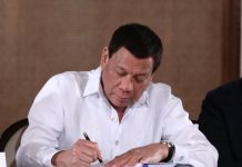 President Rodrigo Duterte signs into law a measure allowing courts to penalize those who committed minor offenses with community service. PRESIDENTIAL PHOTO