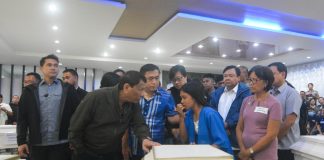 TELL IT TO THE PRESIDENT. President Rodrigo Duterte listens attentively as survivor Maria Nieves Grandeza of Buenavista, Guimaras recalls how she lost her three-year-old son when their motorboat capsized in the Iloilo Strait on Aug. 3, 2019. The President visited the wake of some of the casualties last night (Aug. 7, 2019) at the Gegato-Abecia Funeral Homes and Crematory, Inc. in Barangay Balabago, Jaro, Iloilo City. Also in photo are Sen. Bong Go, Presidential Assistant for Visayas Michael Diño, and Mayor Jerry Treñas of Iloilo City. JAN PAUL PARREÑO/PN