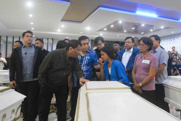 TELL IT TO THE PRESIDENT. President Rodrigo Duterte listens attentively as survivor Maria Nieves Grandeza of Buenavista, Guimaras recalls how she lost her three-year-old son when their motorboat capsized in the Iloilo Strait on Aug. 3, 2019. The President visited the wake of some of the casualties last night (Aug. 7, 2019) at the Gegato-Abecia Funeral Homes and Crematory, Inc. in Barangay Balabago, Jaro, Iloilo City. Also in photo are Sen. Bong Go, Presidential Assistant for Visayas Michael Diño, and Mayor Jerry Treñas of Iloilo City. JAN PAUL PARREÑO/PN