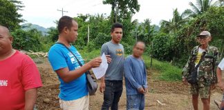 The 43-year-old Ronnie Besona (second from right) was arrested in Barangay Dingginan, Roxas City, Capiz on Thursday for a murder charge. JANIUAY MPS