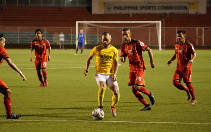 Ceres-Negros FC’s Stephan Schrock runs the ball away from Mendiola FC 1991 players during their June 29 encounter. PFL PHOTO