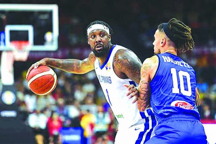 The Philippines’ Andray Blatche backs down the defense of Italy’s Daniel Hackett. FIBA PHOTO
