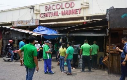 Personnel of the city government check on the stalls around the Bacolod Central Market on Sept. 18 after owners were directed to vacate the area as part of road clearing operations. BACOLOD CITY PIO
